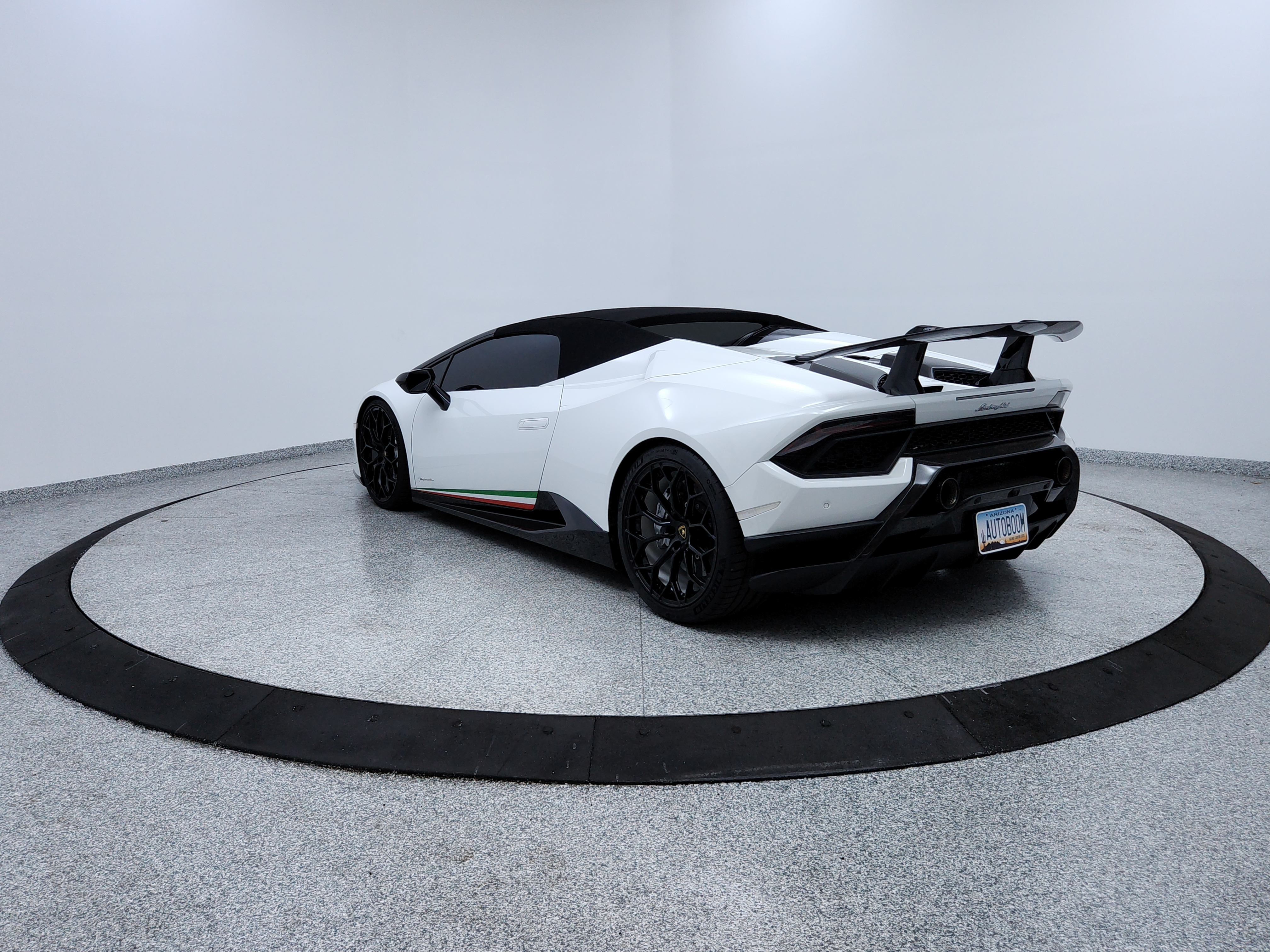 Lamborghini Huracan Base vs Tecnica: A Real-Life Experience, image size:1429x1080